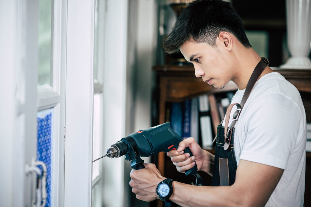 Lack of a clear identity or adress is one reason why you should re-consider employing a locksmith
