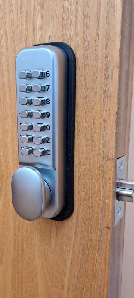 5 Things to Check When Choosing a Locksmith (includes How to Check His/Her Credentials)